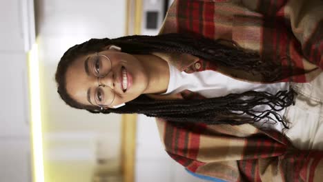 Retrato-Hermosa-Mujer-Afroamericana-Con-Rastas-Sonriendo-Feliz-Sintiéndose-Segura,-Usando-Auriculares