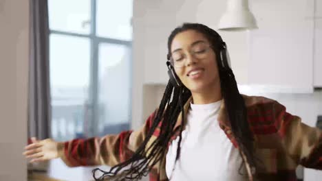 Retrato-De-La-Joven-Afroamericana-Con-Auriculares-Escuchando-Música-En-Casa
