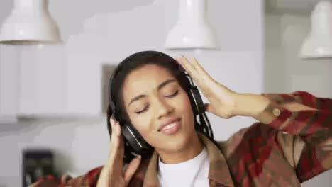 Retrato-De-La-Joven-Afroamericana-Con-Auriculares-Escuchando-Música-En-Casa,-Cámara-Lenta