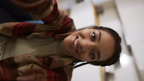 Afroamerikanisches-Mädchen,-Das-Lächelnd-Ein-Selfie-Macht-Und-Allein-Zu-Hause-In-Die-Kamera-Blickt