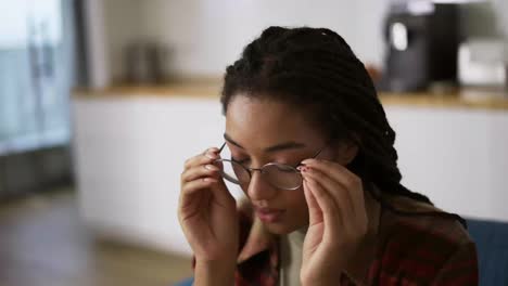 Erschöpfte-Afroamerikanerin-Legte-Ihre-Brille-Ab-Und-Legte-Sich-Auf-Das-Sofa