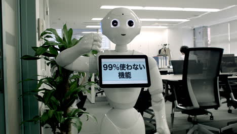 Un-Robot-Humanoide-Mira-A-La-Cámara-Y-Mueve-Sus-Manos-Y-Brazos-En-Varias-Poses