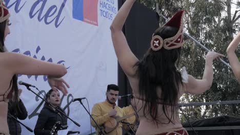 Tänzer-Und-Volksmusikanten,-Typische-Tänze-Chiles-Auf-Einer-Bühne