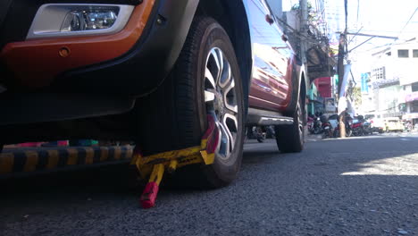 A-Vehicle-Illegally-Parked-was-Clamp-in-the-Wheel-by-Traffic-Officer,-Philippines