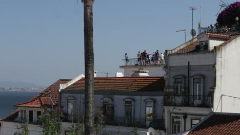 Touristen-In-Portas-Do-Sol-In-Lissabon