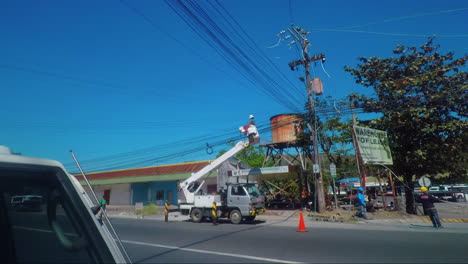Alter-Rostiger-Korbwagen-Mit-Linemen-Repariert-Die-Stromübertragungsleitungen,-Philippinen