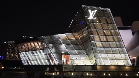 Louis-Vuitton-Glasgebäude-Marina-Bay-Sands-Singapur-Nachtzeit