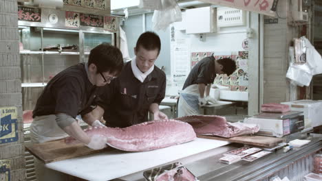 Frische-Thunfischfilets,-Die-Auf-Dem-Tsukiji-Fischmarkt-Verpackt-Werden