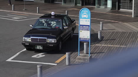 Vintage-taxi-car-waiting-in-front-of-the-entrance-of-Yokohama-International-Port