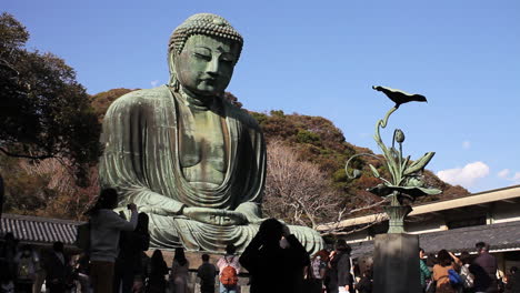 View-of-The-Great-Buddha-of-Kamakura-with-tourists-visiting,-Japan
