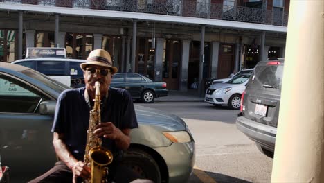 Street-Musician-in-New-Orleans-playing-the-Saxophone