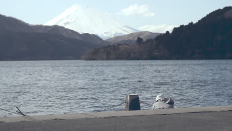 Pescador-En-El-Lago-Ashi-En-Hakone,-Japón.