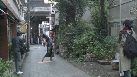 Japanese-Theatre-performers-acting-in-street-in-Tokyo,-Japan