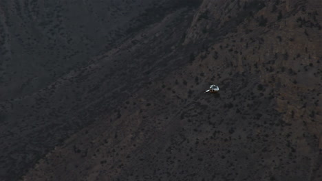 Erstaunliche-Weitwinkelaufnahme-Mit-Blick-Auf-Den-Hubschrauber,-Der-Am-Flughafen-Jomsom-In-Nepal-Landet