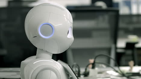 Robot-Pepper-Avanzando-Dentro-De-Un-Espacio-De-Trabajo-De-Una-Oficina-En-Tokio,-Japón