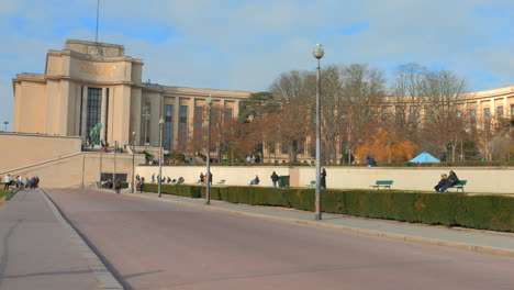 Gente-Relajándose-En-La-Plaza-Trocadero-En-París,-Francia,-Con-Un-Monumento-Histórico-Como-Telón-De-Fondo
