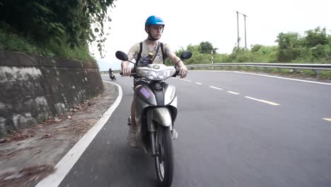 Touristischer-Jugendlicher,-Der-Auf-Seiner-Reise-Ein-Moped-Fährt