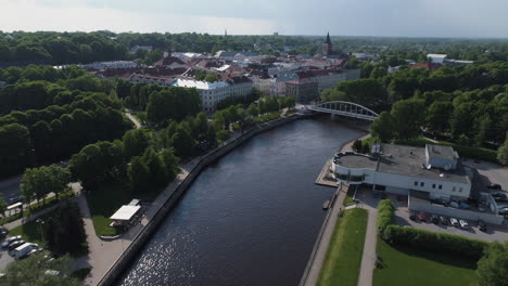 Vuelo-Sobre-El-Río-Emajogi-Hacia-El-Casco-Antiguo-De-Tartu,-Estonia