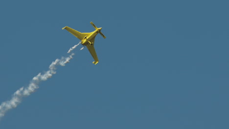 Nahaufnahme-Eines-Kunstflug-Stuntflugzeugs,-Das-Mit-Rauchspur-Klettert-Und-Rollt