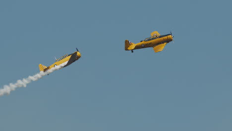 Nahaufnahme-Zweier-Nordamerikanischer-Harvard-Mark-IV-Flugzeuge,-Die-Sich-Trennen-Und-Klettern