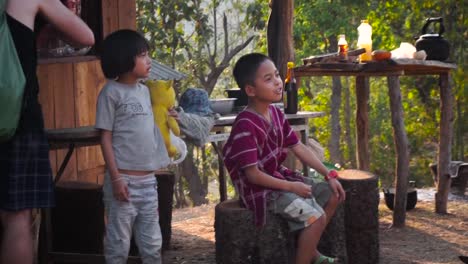 Dos-Niños-Felices-En-Un-Pueblo-Pobre-De-Asia.