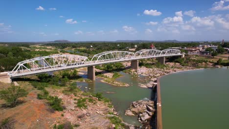 Luftaufnahmen-Der-Roy-B-Inks-Brücke-Am-Llano-River-In-Llano,-Texas