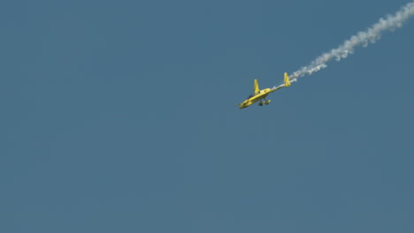 Nahaufnahme-Eines-Kunstflug-Stuntflugzeugs-Im-Flachen-Tauchgang-Mit-Rauchspur