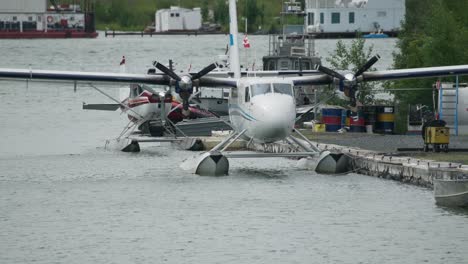 Twin-Otter-Wasserflugzeug-Am-Dock-Gefesselt