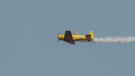Nahaufnahme-Eines-Nordamerikanischen-Harvard-Mark-IV-Flugzeugs,-Das-In-Zeitlupe-Auf-Der-Flugschau-Vorbeifliegt