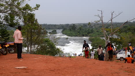 Los-Turistas-Ven-Un-Festival-De-Kayak-En-Jinja,-Uganda.