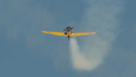 Nahaufnahme-Eines-Nordamerikanischen-Harvard-Mark-IV-Flugzeugs,-Das-Auf-Einer-Flugschau-In-Zeitlupe-Klettert