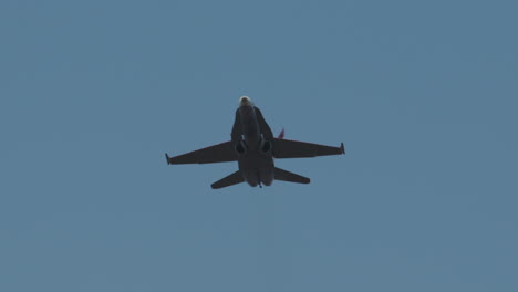 Eine-CF-18-Hornet-Der-Royal-Canadian-Air-Force-Fliegt-In-Zeitlupe-über-Uns-Hinweg