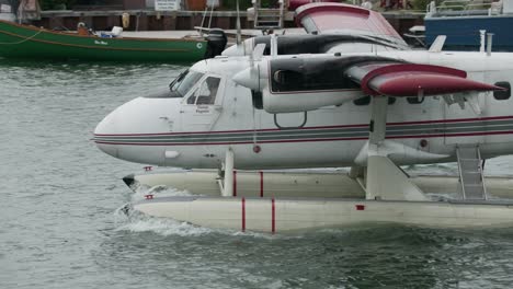 Twin-Otter-Wasserflugzeug-Rollt-Vor-Dem-Start-Im-Hafen