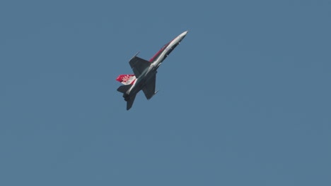 Eine-CF-18-Hornet-Der-Royal-Canadian-Air-Force-Steigt-In-Zeitlupe-Mit-Eingeschalteten-Nachbrennern-In-Den-Vertikalsteigflug