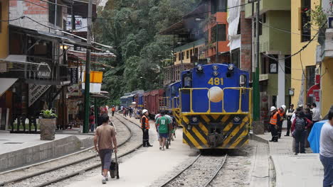 En-La-Estación-De-Tren-En-El-Pueblo-De-Guas-Calientes-Cerca-De-Machu-Picchu-En-Perú
