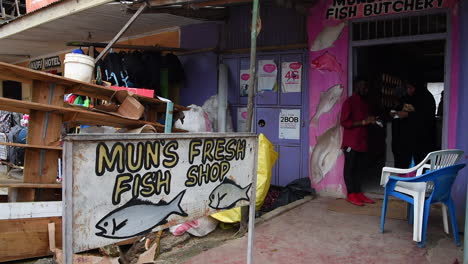 Menschen-Kaufen-Frischen-Fisch-In-Einer-Marktmetzgerei-In-Kilifi,-In-Der-Nähe-Der-Stadt-Mombasa,-Kenia