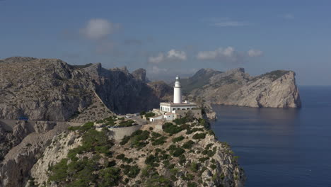 Filmische-Luftaufnahmen-Des-Leuchtturms-Cap-De-Formentor-Auf-Einer-Steilen-Klippe-Im-Serra-De-Tramuntana-Gebirge