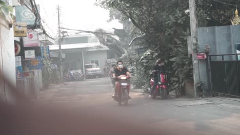 Filmische-B-Rolle-Von-Mopedbiker-In-Asien