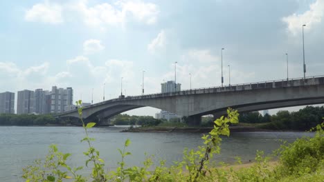 Die-Brücke,-Die-An-Einem-Sonnigen-Nachmittag-Mit-Einer-Sanften-Brise-Von-Der-Stadt-Johor-Bahru-Nach-Permas-Jaya-Führt