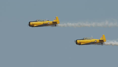 Nahaufnahme-Zweier-Nordamerikanischer-Harvard-Mark-IV-Flugzeuge,-Die-In-Zeitlupe-Auf-Der-Flugschau-Vorbeifliegen