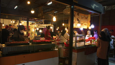 Muslim-street-food-vendors-selling-classic-Thai-dishes,-tourists-in-famous-ASEAN-night-bazaar,-Hat-Yai,-Thailand