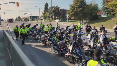 La-Unidad-De-Motocicletas-De-Los-Servicios-De-Policía-De-Toronto-Se-Reúne-En-Preparación-Para-Los-Honores-Fúnebres-Del-Oficial-Caído
