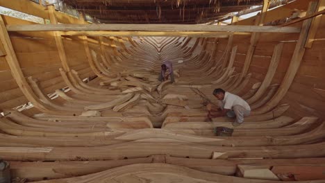 Artisans-Crafting-Traditional-Dhow-Boat-In-Sur,-Oman
