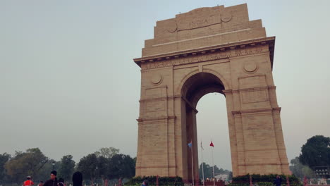 Tourist-Am-Historischen-India-Gate,-Neu-Delhi,-Indien,-Tilt-up-Aufnahme---4k