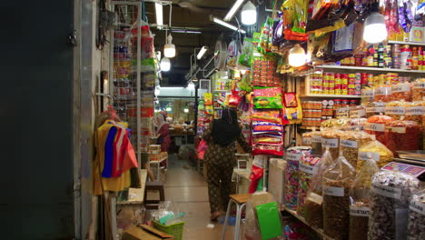 Verkäufer-Arrangieren-Ladenwaren-Auf-Dem-Kim-Yong-Markt-In-Hat-Yai,-Songkhla,-Thailand,-Asien