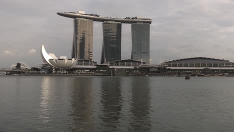 Hotel-Marina-Bay-Sands-Con-Museo-De-Arte-Y-Ciencia-Junto-Al-Mar-En-Singapur