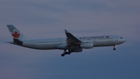 Eine-Aufnahme,-Die-Einen-Airbus-A330-300-Von-Air-Canada-Im-Endanflug-Zur-Landung-Auf-Dem-Internationalen-Flughafen-Pearson-An-Einem-Wunderschönen-Abend-In-Toronto,-Kanada,-Verfolgt