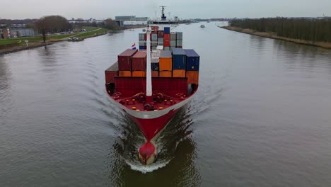 Riesiges-Containerschiff-Pirita,-Voll-Beladen-Mit-Fracht,-Das-Auf-Kanälen-Landeinwärts-Navigiert