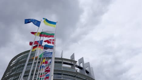 Die-Konzeptionelle-Solidarität-Des-Europäischen-Volkes-Mit-Der-Ukraine-In-Form-Symbolischer-Flaggen-–-Europäisches-Parlament,-Straßburg,-Frankreich