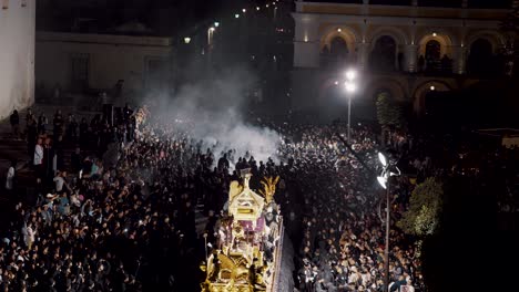 Procesiones-De-Semana-Santa-Flotan-Rodeadas-De-Gente-Por-La-Noche-Frente-A-La-Catedral-De-Antigua-Guatemala